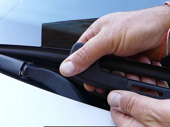 2012 BMW 3 Series Windshield Wiper Replacement: crwdns2935265:06crwdnd2935265:02crwdnd2935265:02crwdne2935265:0