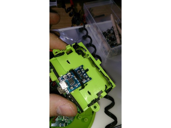 xqisit xqBeat Battery Replacement, mount the charger: crwdns2935265:05crwdnd2935265:02crwdnd2935265:03crwdne2935265:0