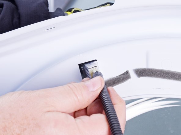 Whirlpool Dryer Door Switch Testing and Replacement, Remove the door switch: 步骤 14 中的图像 3，3