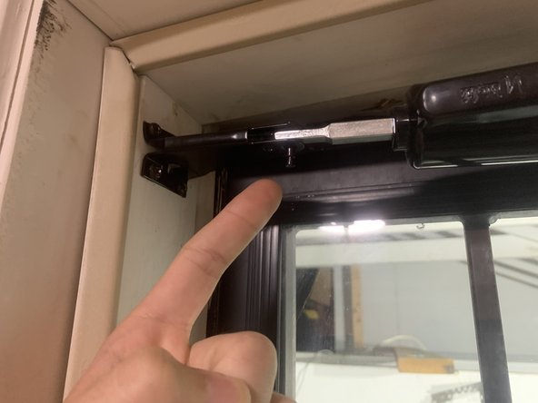 Pneumatic Door Cylinder Bracket Replacement: passo 8, immagine 2 di 3