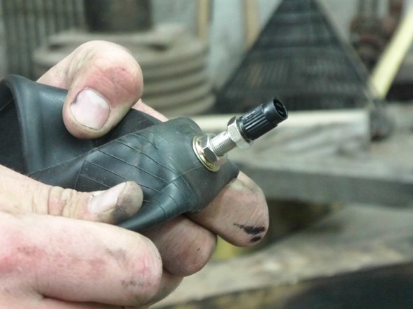 How to change a dirt bike tire: crwdns2935265:012crwdnd2935265:03crwdnd2935265:03crwdne2935265:0