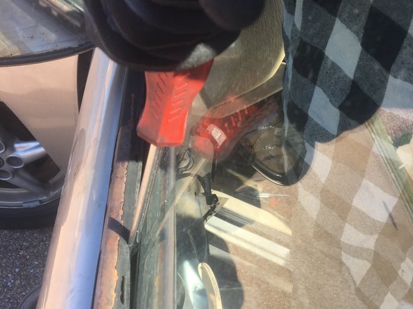 1999 Buick Century Window Regulator and Motor Replacement, Removing The Window Motor: stap 6, afbeelding 3 van 3