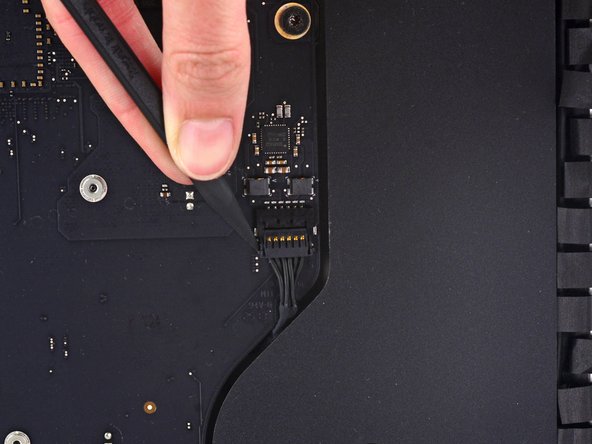 iMac Intel 21.5" EMC 2638 Right Speaker Replacement, Right Speaker: crwdns2935265:026crwdnd2935265:02crwdnd2935265:02crwdne2935265:0