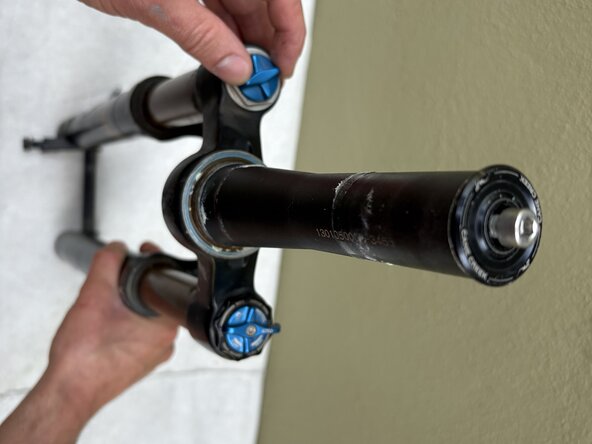 Fox32 Mountain Bike Front Air Suspension Fork Seal and Oil Replacement: étape 48, image 1 de 3