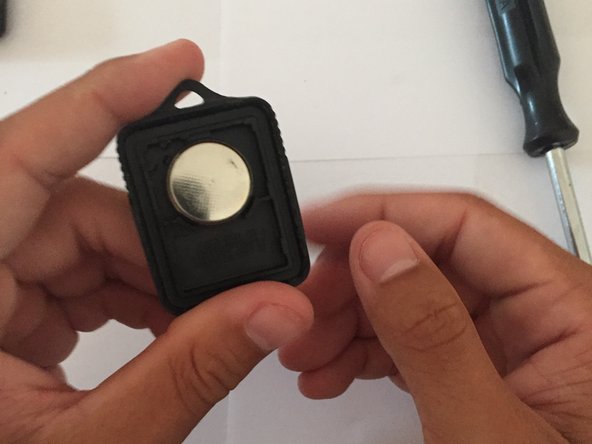 How to Replace Battery and Program Keyless Entry Remote for a Mercury Mountaineer  1997-2007: шаг 5, изображение 2 из 3