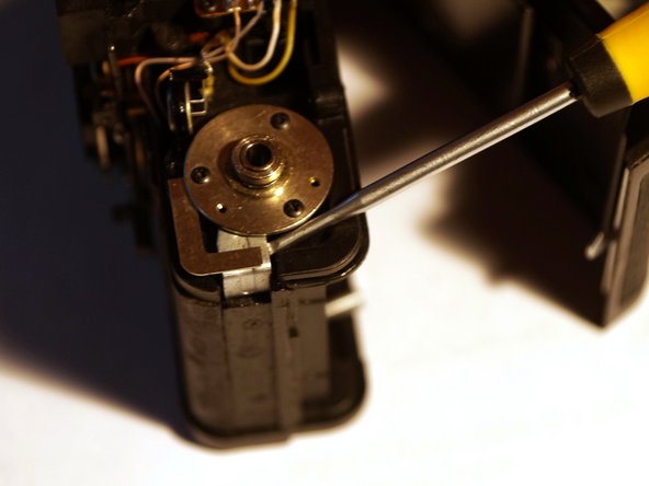 Lomo LC-A: fixing the exposure / picture counter, Remove the rewind crank.: crwdns2935265:05crwdnd2935265:03crwdnd2935265:03crwdne2935265:0