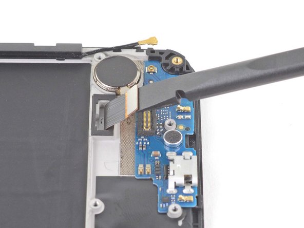 Motorola Moto E6 Plus Daughterboard Replacement, Disconnect the motherboard flex cable: crwdns2935265:012crwdnd2935265:02crwdnd2935265:02crwdne2935265:0
