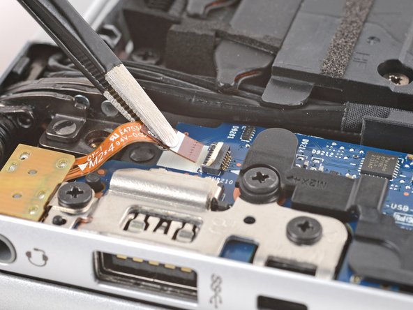 HP EliteBook 845 G9 USB Board Replacement, Disconnect the audio jack: crwdns2935265:08crwdnd2935265:03crwdnd2935265:03crwdne2935265:0