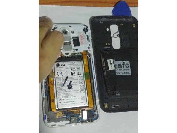LG G2 Charging Port Replacement, Remove the screws: crwdns2935265:02crwdnd2935265:03crwdnd2935265:03crwdne2935265:0