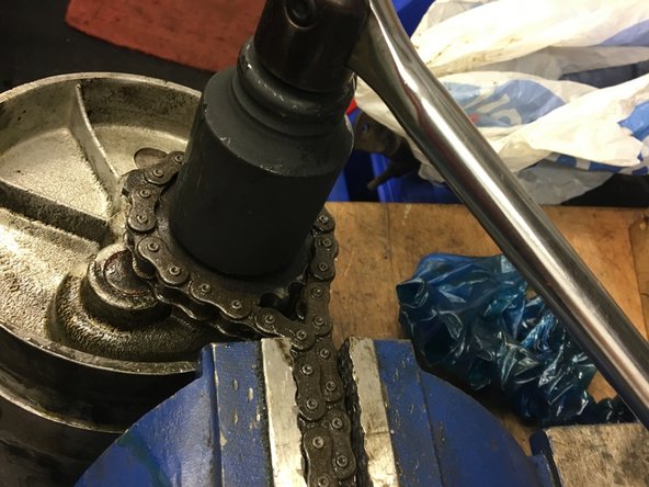 AJS/Matchless Lightweight Gearbox Overhaul, Remove the output sprocket: crwdns2935265:09crwdnd2935265:02crwdnd2935265:03crwdne2935265:0