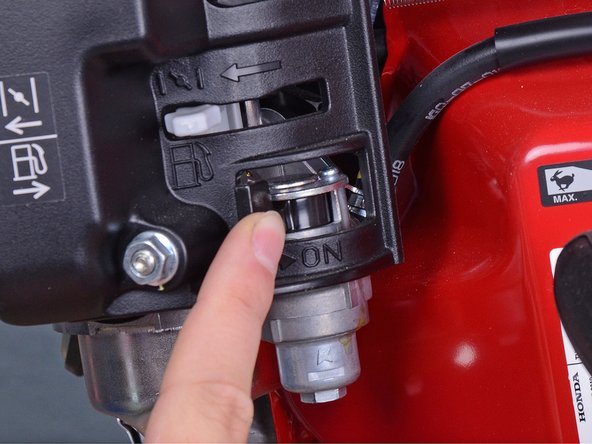 EDCO PRO KL-18 Concrete Saw Belts Replacement, Close the fuel valve: crwdns2935265:03crwdnd2935265:02crwdnd2935265:02crwdne2935265:0