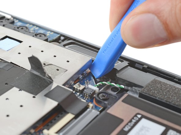 HP EliteBook 840 G9 SSD Replacement, Pry up the SSD shield: crwdns2935265:09crwdnd2935265:02crwdnd2935265:03crwdne2935265:0