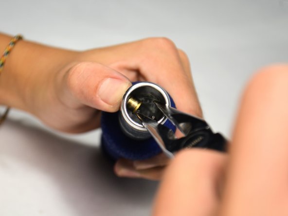 JD Razor 2000 Fastening Button on Handle Bar Replacement, Grasping the Button: crwdns2935265:05crwdnd2935265:02crwdnd2935265:02crwdne2935265:0