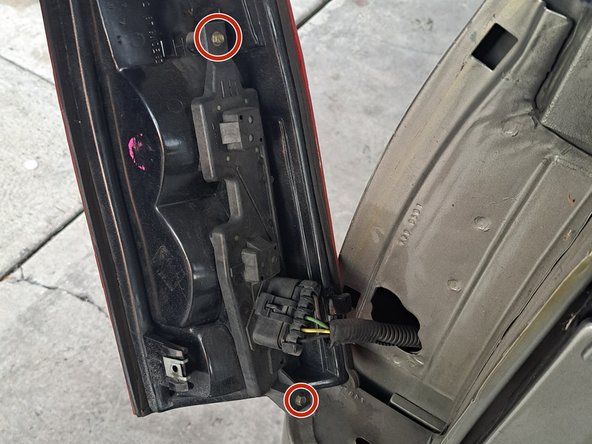 1999 GMC Suburban Brake Light Replacement: crwdns2935265:03crwdnd2935265:02crwdnd2935265:03crwdne2935265:0