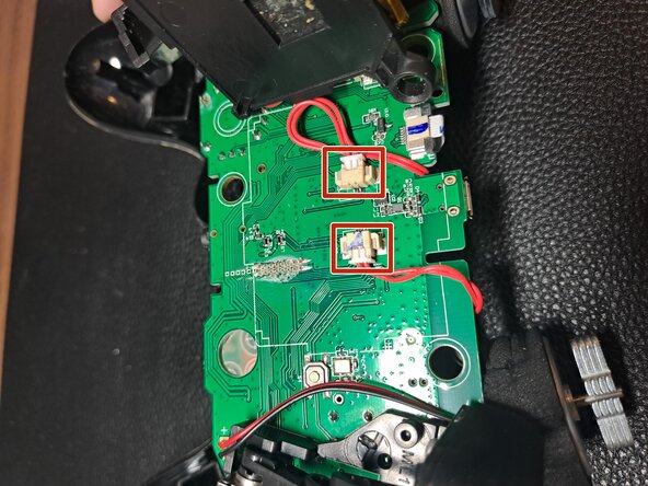 Nacon Asymmetric Wireless PS4 Controller Teardown, Remove the bumper ribbons: crwdns2935265:04crwdnd2935265:03crwdnd2935265:03crwdne2935265:0