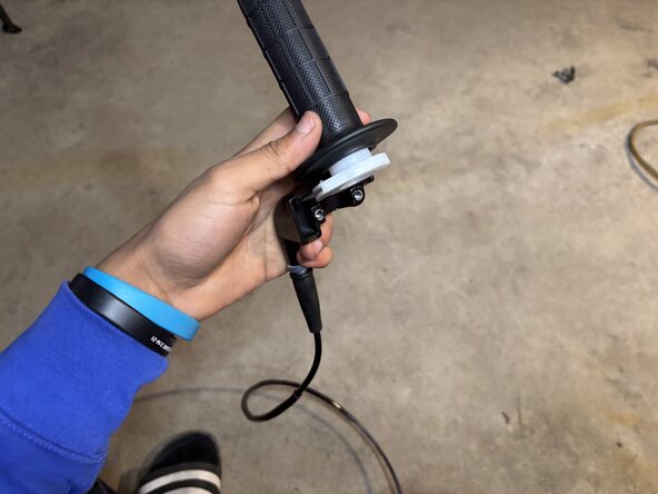 Coleman CT200U-AB Mini Bike Throttle Assembly Replacement, Seat Cable in Throttle Housing: crwdns2935265:08crwdnd2935265:03crwdnd2935265:03crwdne2935265:0