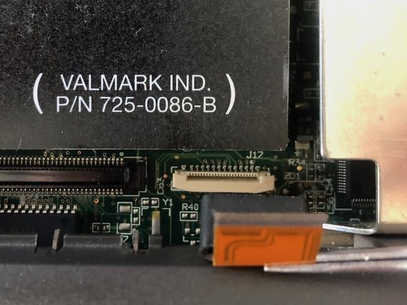 PowerBook 190cs teardown, trackpad ribbon cable removal: passo 9, immagine 3 di 3