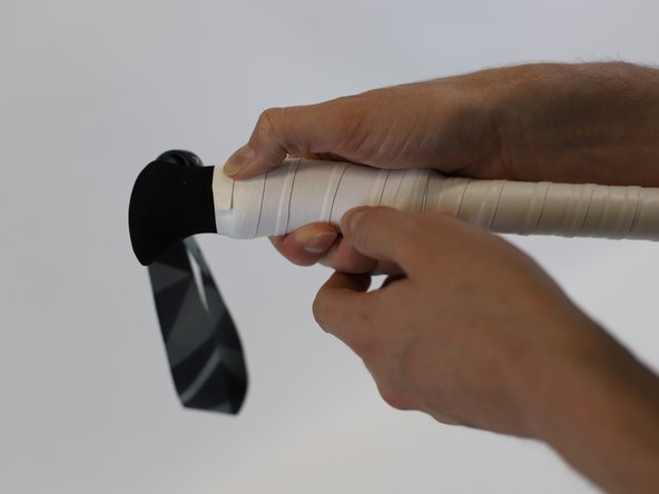 How to Grip a Hiking Pole, Close the new grip: crwdns2935265:06crwdnd2935265:02crwdnd2935265:03crwdne2935265:0