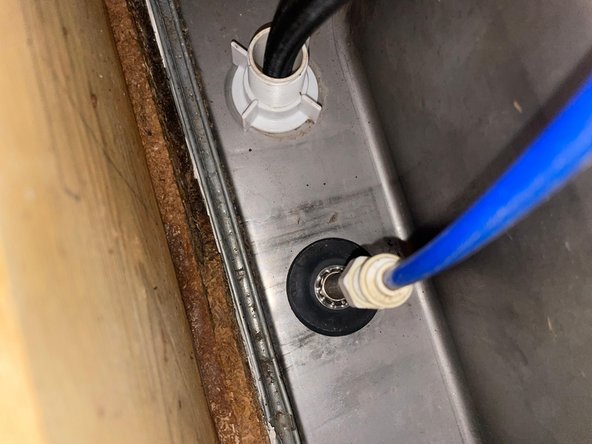 How to Repair a Loose Modern Gooseneck Water Faucet: crwdns2935265:03crwdnd2935265:02crwdnd2935265:03crwdne2935265:0