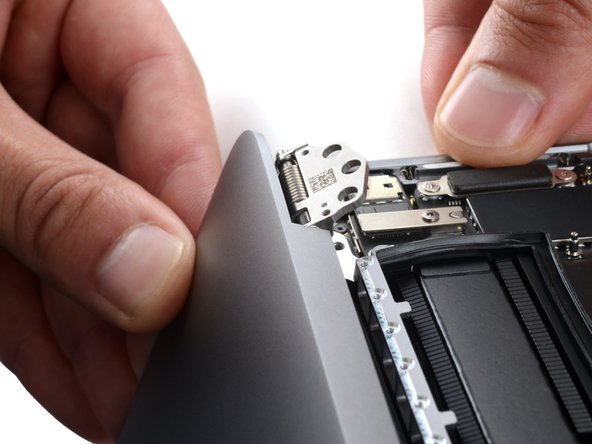 MacBook Pro 13" Touch Bar 2018 Screen Replacement, Free the left hinge: crwdns2935265:031crwdnd2935265:03crwdnd2935265:03crwdne2935265:0
