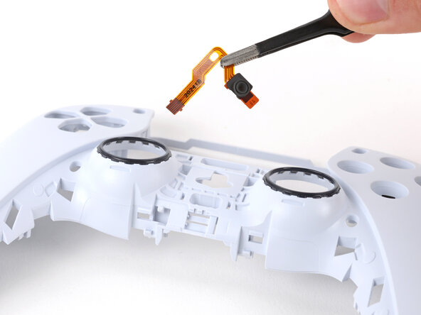 DualSense Controller V5 Front Case Replacement, Remove the microphone: crwdns2935265:035crwdnd2935265:02crwdnd2935265:02crwdne2935265:0