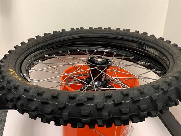 Dirt Bike Tire Spoke Replacement: crwdns2935265:011crwdnd2935265:03crwdnd2935265:03crwdne2935265:0