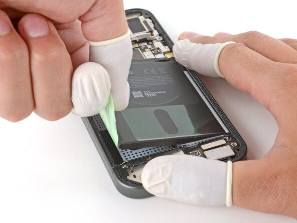 Google Pixel 10 Battery Replacement, Separate the battery adhesive: 26 단계, 이미지 3개 중 2개