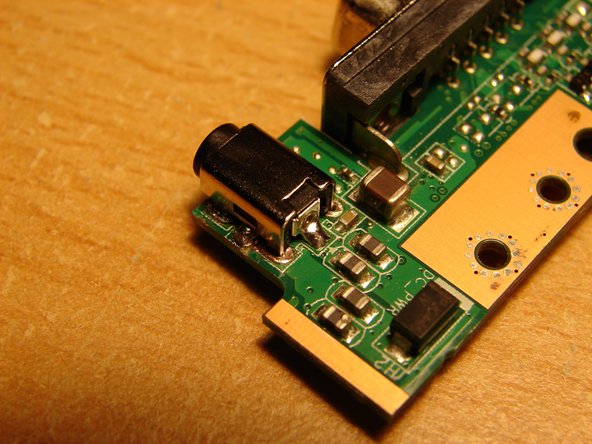 ASUS Eee PC 1001PX Charging Socket Replacement, Replacing the Charging Plug 2/2: crwdns2935265:012crwdnd2935265:02crwdnd2935265:03crwdne2935265:0