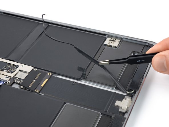 iPad Pro 12.9" 2nd Gen Battery Replacement, Free the right antenna cable: crwdns2935265:056crwdnd2935265:03crwdnd2935265:03crwdne2935265:0