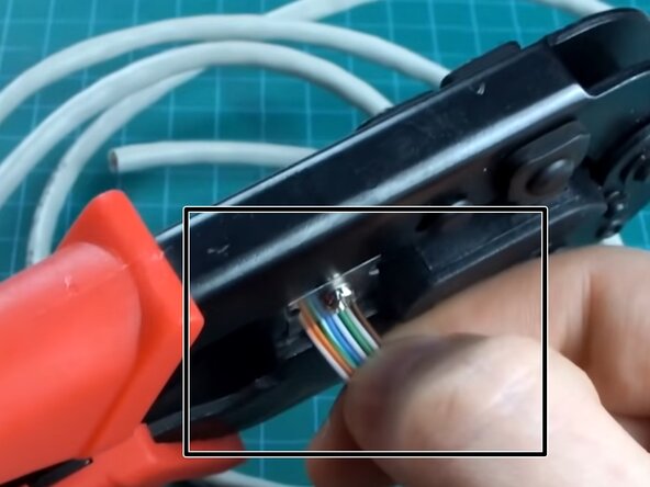 How to Crimp an Ethernet Cable (RJ45), Trim the Wires: passo 4, immagine 1 di 2