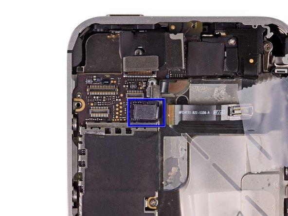 Замена прокладки кнопки Home iPhone 4S, Материнская плата: crwdns2935265:017crwdnd2935265:02crwdnd2935265:02crwdne2935265:0