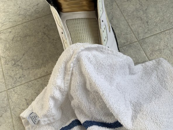 How to un-crease the toe box of a shoe: crwdns2935265:05crwdnd2935265:02crwdnd2935265:02crwdne2935265:0