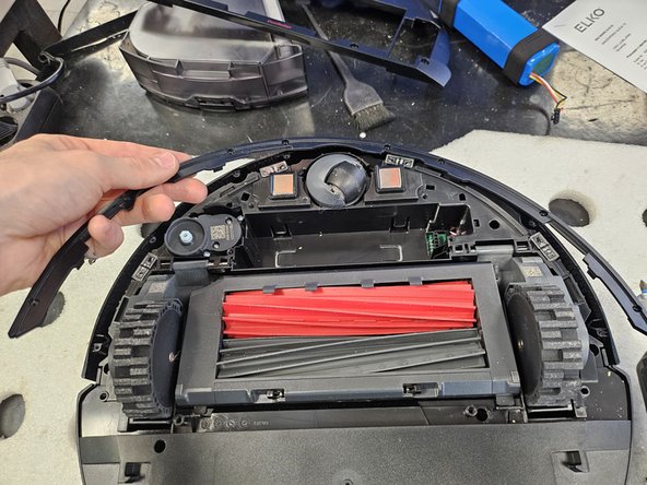 Roborock Q5 Pro: Laser Distance Sensor Replacement, Remove the bumper's lid.: crwdns2935265:04crwdnd2935265:02crwdnd2935265:02crwdne2935265:0