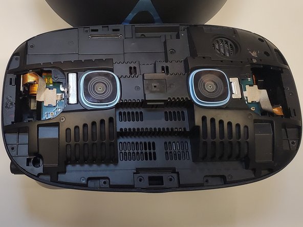 HTC Vive Cosmos Disassembly, Remove Covers: crwdns2935265:05crwdnd2935265:02crwdnd2935265:02crwdne2935265:0