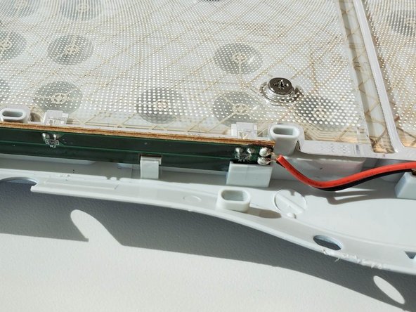 Logitech G15 Gaming Keyboard 1st Generation (867619-0403) LED Backlights Replacement, Extract the LED plates: crwdns2935265:09crwdnd2935265:02crwdnd2935265:03crwdne2935265:0