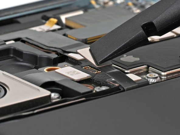 iPhone 16 Plus Rear Cameras Replacement, Connect the right side buttons: crwdns2935265:032crwdnd2935265:01crwdnd2935265:02crwdne2935265:0