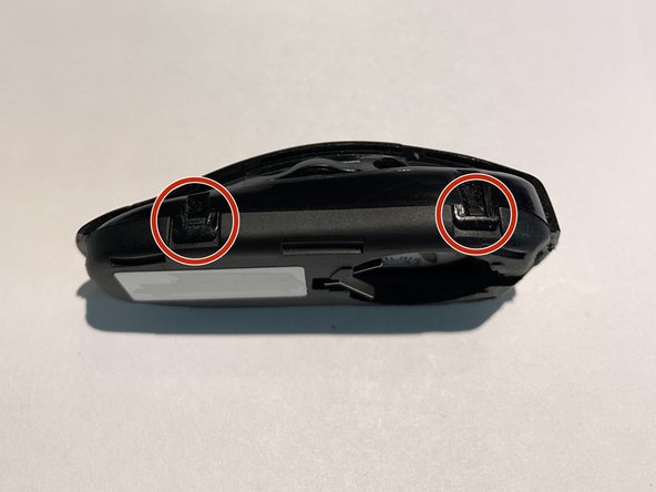 Tesla Model X Key Fob Teardown, Removing top: crwdns2935265:03crwdnd2935265:02crwdnd2935265:03crwdne2935265:0