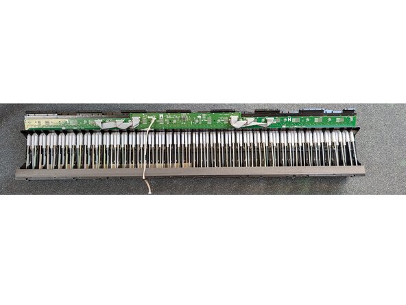Yamaha CLP-645 - Cleaning Note Key Contacts, Prepare Keyboard Assembly: passo 6, immagine 1 di 3