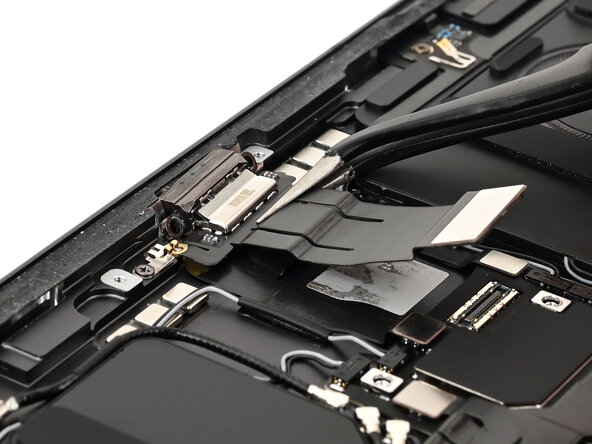 iPad Pro 13" USB-C Charging Port Replacement, Remove the USB-C port: step 31, image 1 of 2