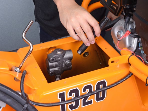 Barreto Tillers E1320HTRLR 2016 Actuator Valve Replacement, Remove the return tube: crwdns2935265:021crwdnd2935265:03crwdnd2935265:03crwdne2935265:0