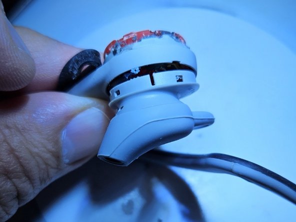 Battery Revival, Earpiece removal: crwdns2935265:04crwdnd2935265:02crwdnd2935265:03crwdne2935265:0