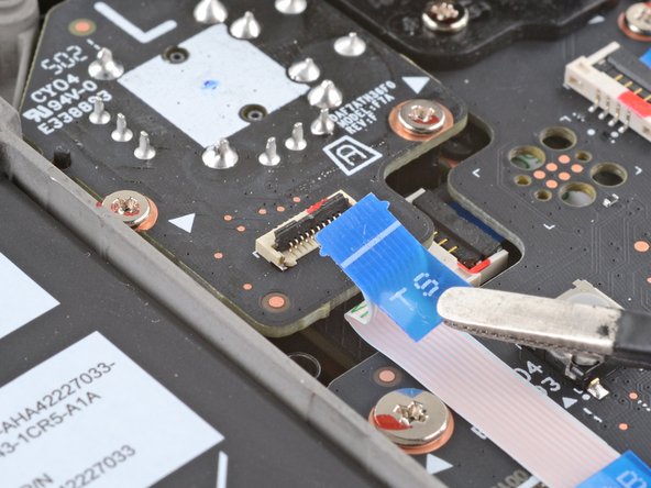 Steam Deck Left Thumbstick Replacement, Disconnect the left thumbstick cable: crwdns2935265:09crwdnd2935265:03crwdnd2935265:03crwdne2935265:0