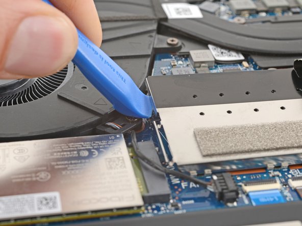 HP EliteBook 840 G9 Memory Module Replacement, Pry up the memory module shield: crwdns2935265:09crwdnd2935265:02crwdnd2935265:03crwdne2935265:0