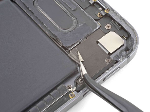 iPad Pro 11" Rear Camera Replacement, Peel back the Wi-Fi antenna cable tape: stap 0, afbeelding 2 van 3