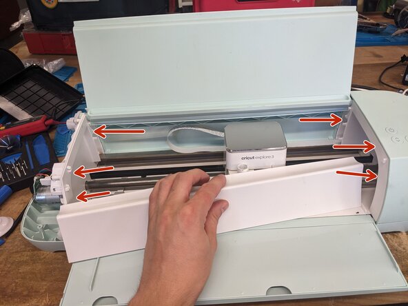 De Cricut Explore 3 (CXPL203) openen, Zijpanelen verwijderen: stap 3, afbeelding 1 van 3