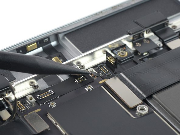 iPad Pro 12.9" 2nd Gen Battery Replacement, Disconnect the top right coxial cable: crwdns2935265:048crwdnd2935265:02crwdnd2935265:03crwdne2935265:0