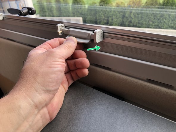 Dometic S4 Aufstellfenster Klappern verhindern, Rollo in Sicherungsposition bringen: Schritt 2, Bild 2 von 3