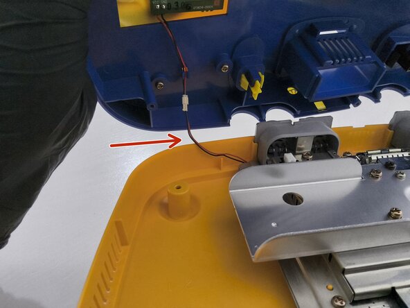 Smontaggio Pikachu Nintendo 64, Rimuovi la parte superiore: passo 3, immagine 1 di 3