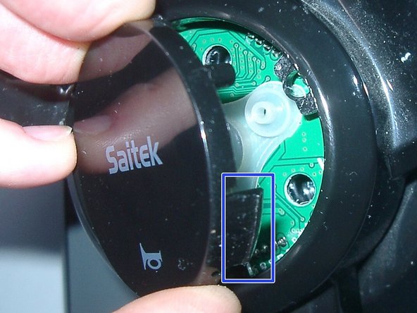 Austausch interner Kabel (einlöten), Lenkrad-Deckel öffnen: Schritt 3, Bild 3 von 3