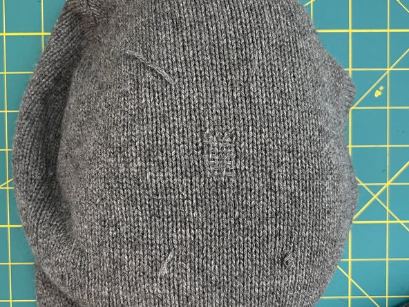 Woven Darn a Hole in a Knit, Invisible version: Vertical yarns: crwdns2935265:018crwdnd2935265:03crwdnd2935265:03crwdne2935265:0